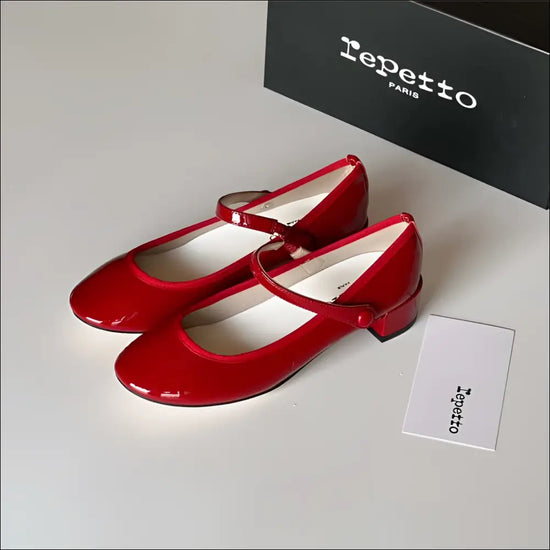 Repetto Rose Mary Mary Jane-skor i röd lackläder med elegant design och låg klack.