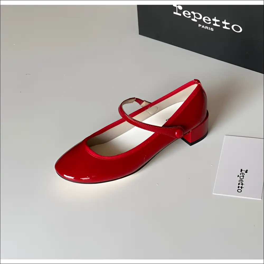 Repetto Rose Mary Jane i röd färg med låg klack och elegant design, perfekt för stiliga tillfällen.