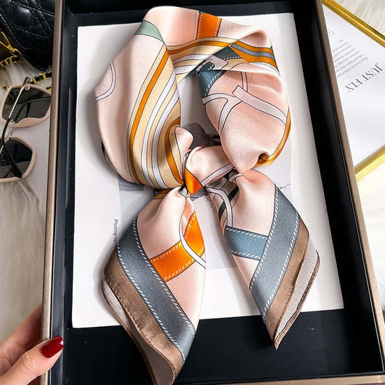 Silkeslen känsla vild elegans – en scarf för dig - Stirrups-Powder - Silkeshalsduk