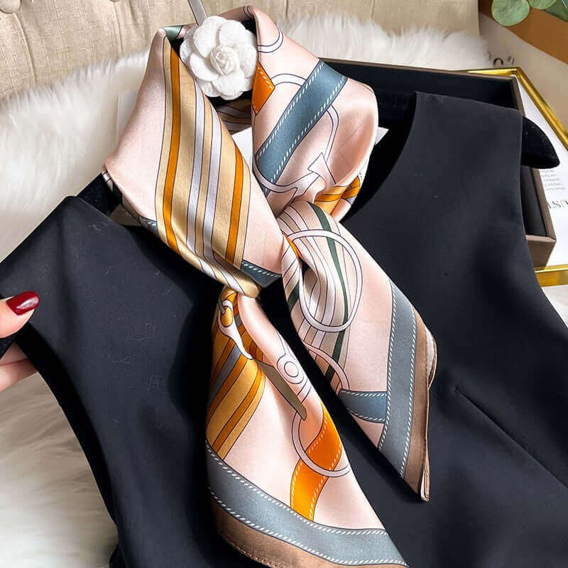 Silkeslen känsla vild elegans – en scarf för dig - Stirrups-Powder - Silkeshalsduk
