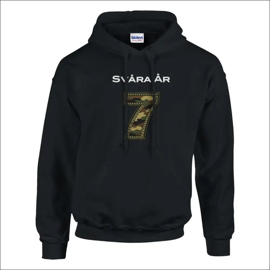 Sju Svåra År Militär Stil Hoodie i svart med 7-print och militärinspirerade detaljer.