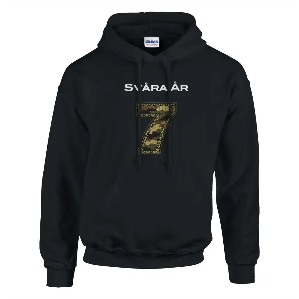 Sju Svåra År Militär Stil Hoodie i svart med 7-print och militärinspirerade detaljer.
