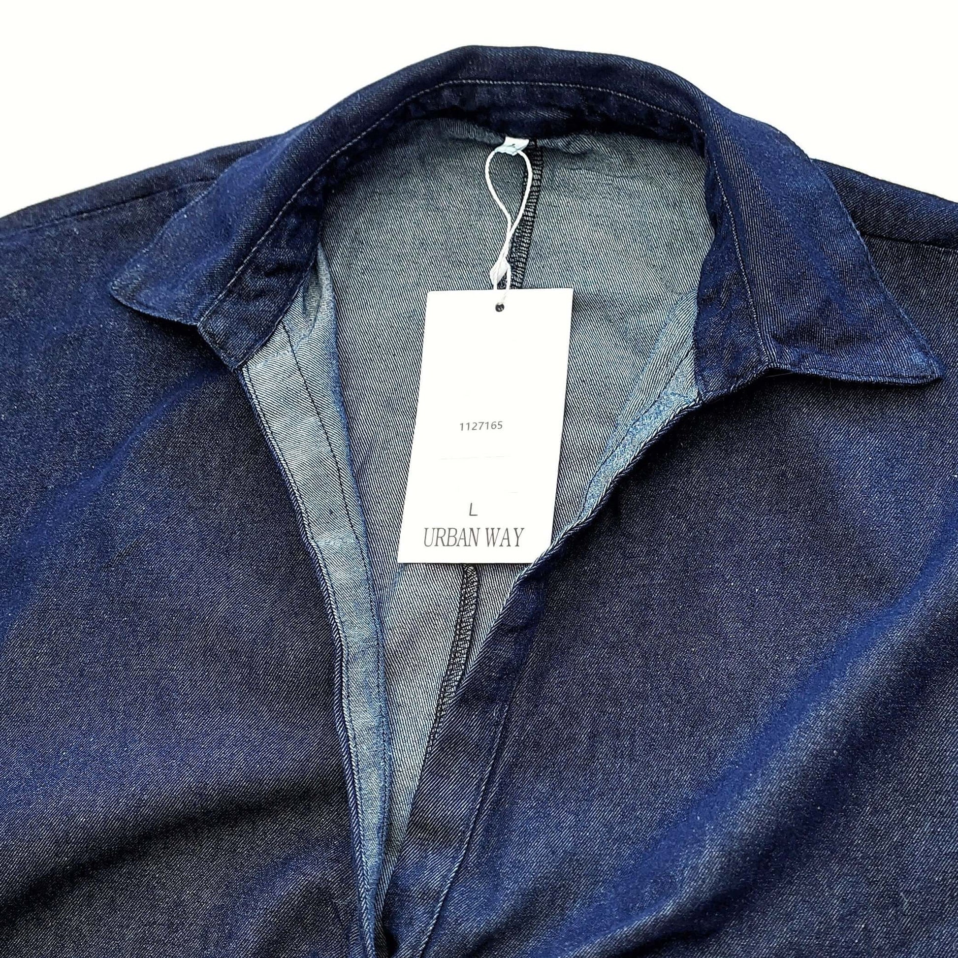 Elegant midi skjortklänning i denim med dekorativa knappar och en stilren design. Perfekt för vardag eller fest.