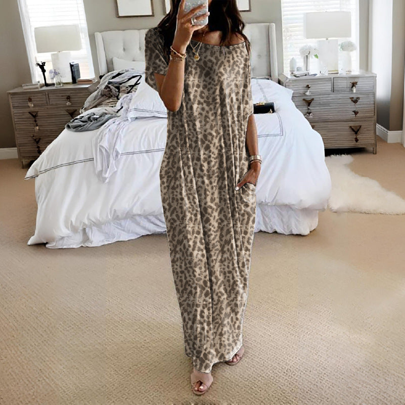 Night Dress – Mjukt mönstrad maxikjol med avslappnad siluett och praktiska fickor.