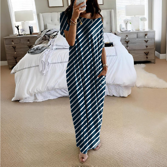 Night Dress – Lång, randig loungeklänning med avslappnad siluett och fickor för avkopplande dagar.