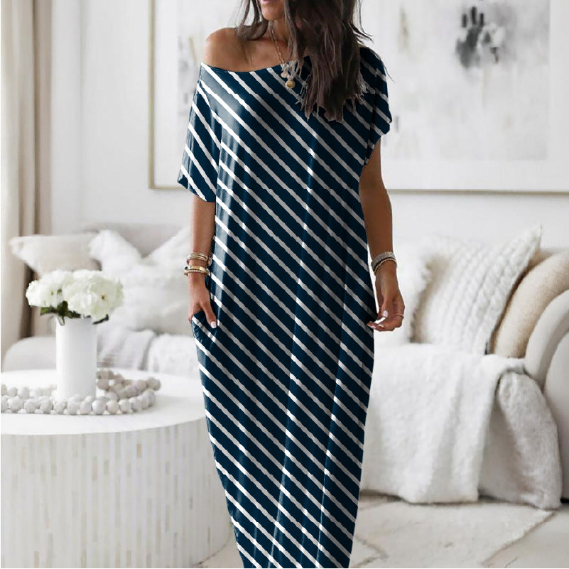 Night Dress – Mörkblå randig sommarklänning med avslappnad siluett och fickor.