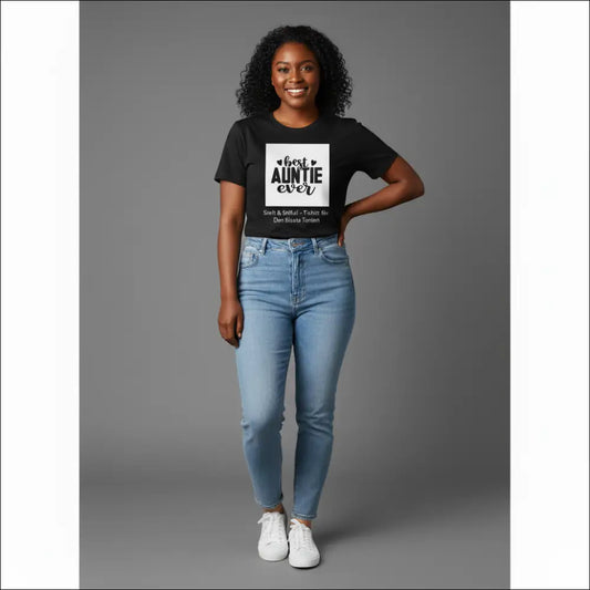 Moster T-shirt med texten 'Bästa Moster Någonsin' på svart bakgrund, bärs av leende kvinna.