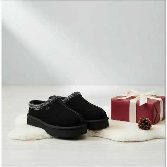 UGG Tazz Svart – 4 cm plattformsula och fårskinnsfoder - Tofflor