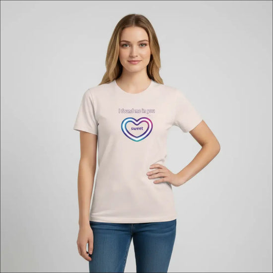 Sweetheart T-shirt i premiumkvalitet, mjuk t-shirt med romantisk design och hjärtmotiv i rosa och lavendel.