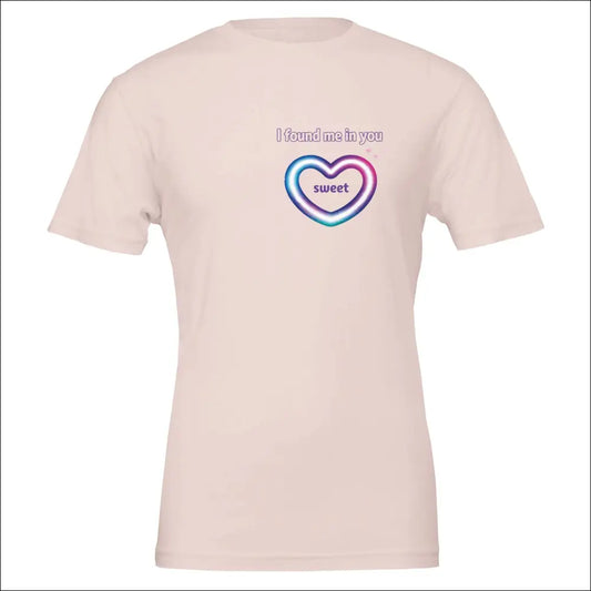 Sweetheart T-shirt i premiumkvalitet med romantiskt hjärta och text i mjuka färger.