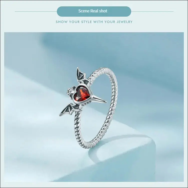 Tarot inspirerad Goth Bat Wings Ring med CZ-hjärta - Ringar