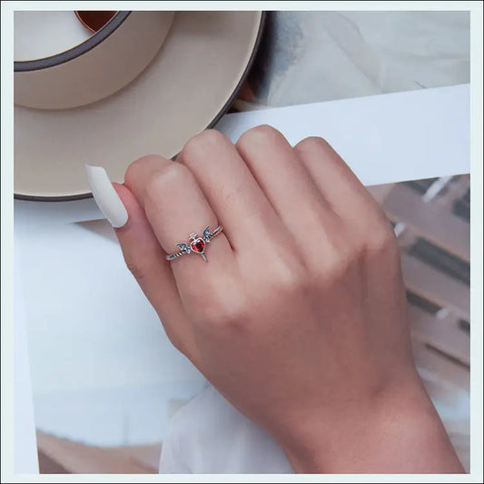 Tarot inspirerad Goth Bat Wings Ring med CZ-hjärta - Ringar