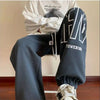 Trendiga fleece sweatpants med stiliserade bokstäver till tonårinar - Premium  Shop now at Picatshirt