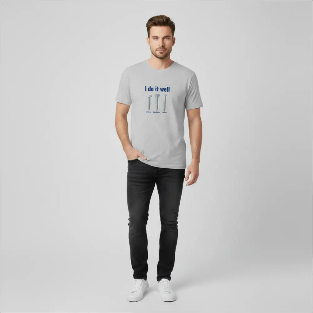 Kille bär en grå verktyg t-shirt med texten 'I do it well', skruvar som design och svart jeans.