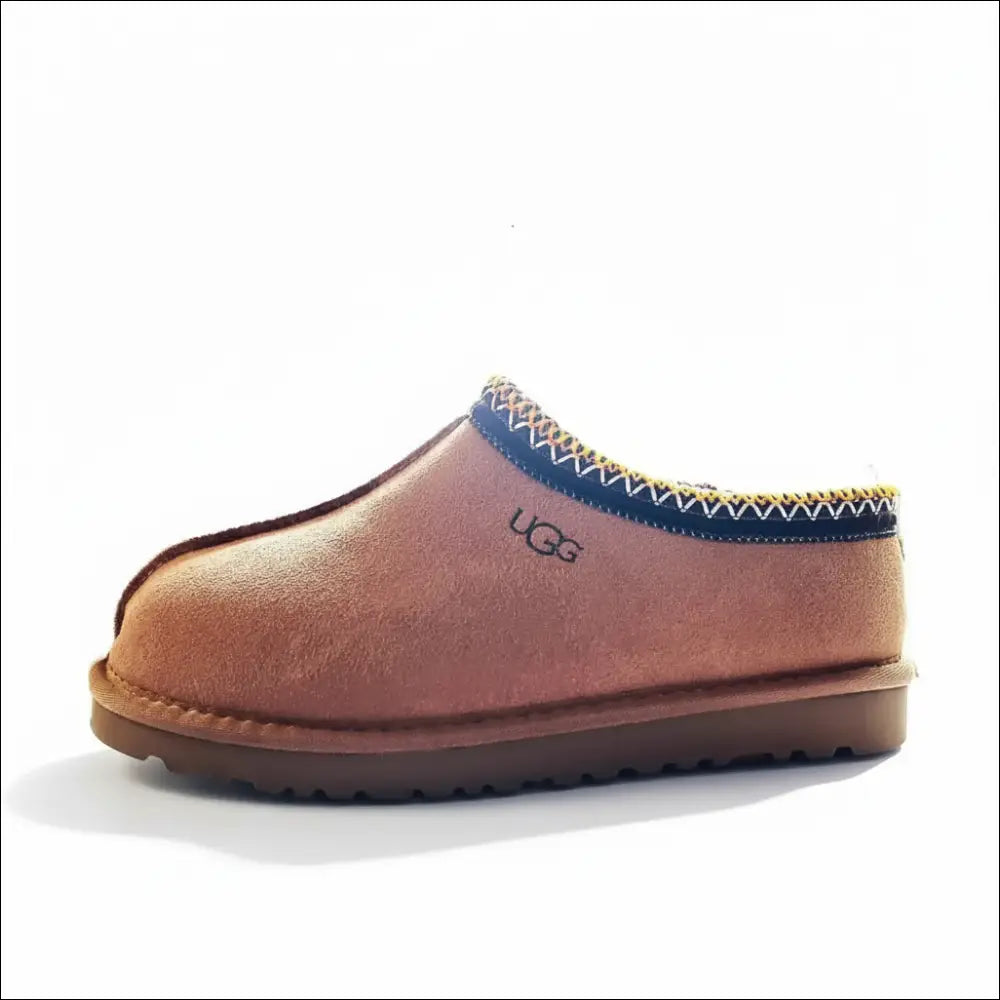UGG Tasman Chestnut mockatofflor i äkta mocka med lyxig känsla och naturlig värme.