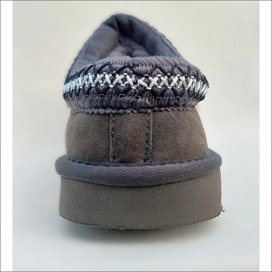 Ugg Tasman II Slipper Mole – baktill av tofflor i mullvadsgrå färg med dekorativt sömnad.