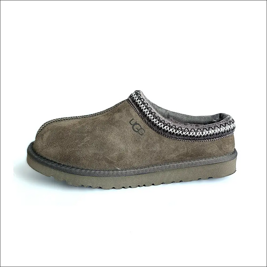 Ugg Tasman II Slipper Mole – eleganta och mjuka tofflor i mullvadsgrå färg med tonal design och komfort.