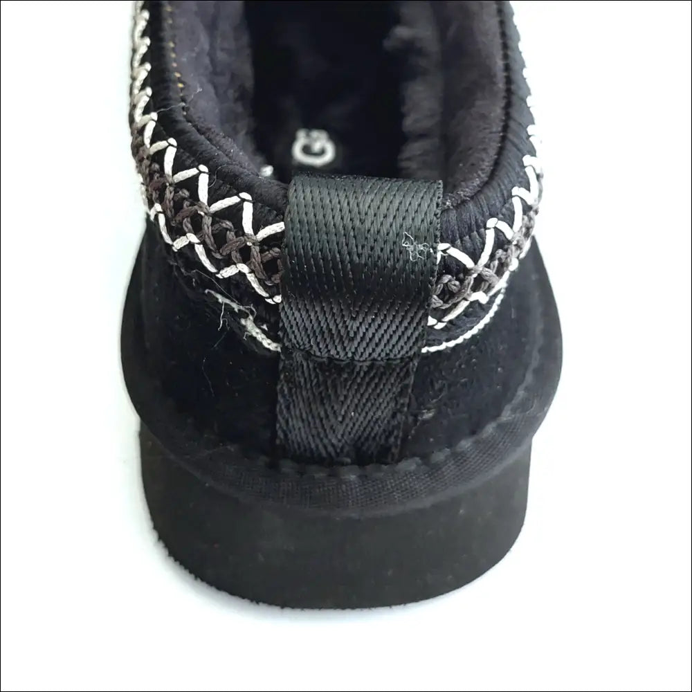 Ugg Tazz Svart - bakvy av plattformslippers i mocka med detaljerad sömnad och mjuk sula för komfort.