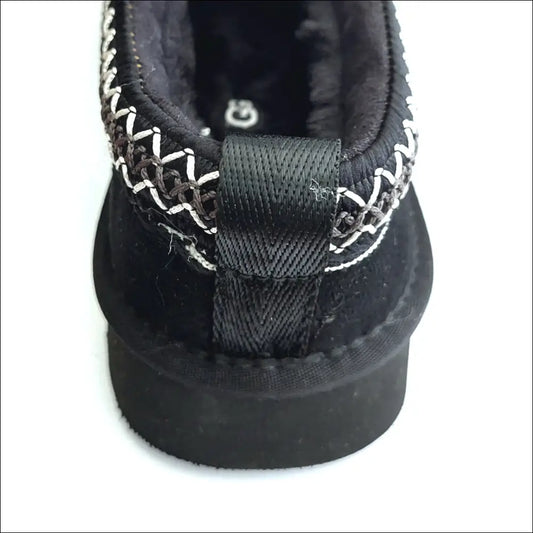 Ugg Tazz Svart - bakvy av plattformslippers i mocka med detaljerad sömnad och mjuk sula för komfort.