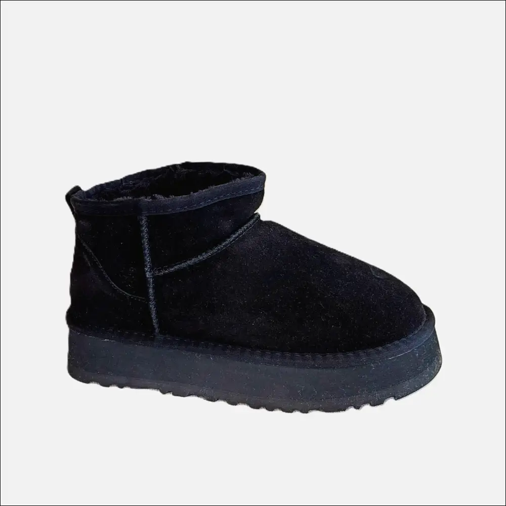 UGG W Classic Ultra Mini in svart mocka, plattformssko med stabil sula, perfekt för vintermode.