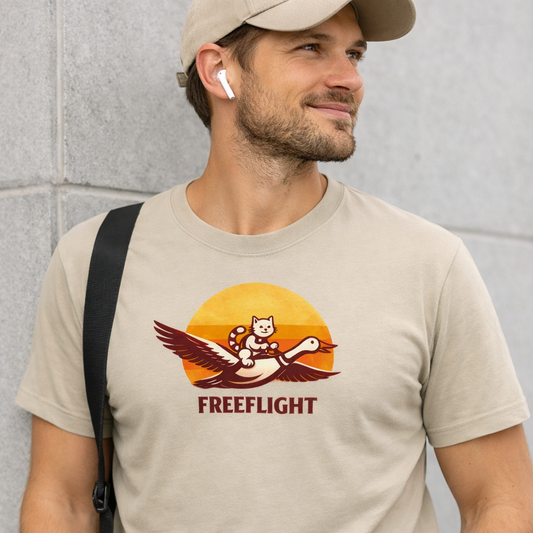 Flying Cat Tee – Journey to the Sun med en katt som flyger på en gås under en soluppgång.