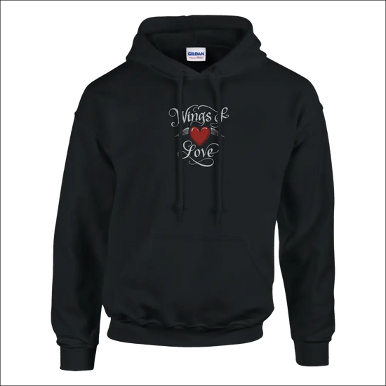 Wings of Love Pullover Hoodie – Premium bomull/polyester‑mix, svart med mönster av hjärta och text.