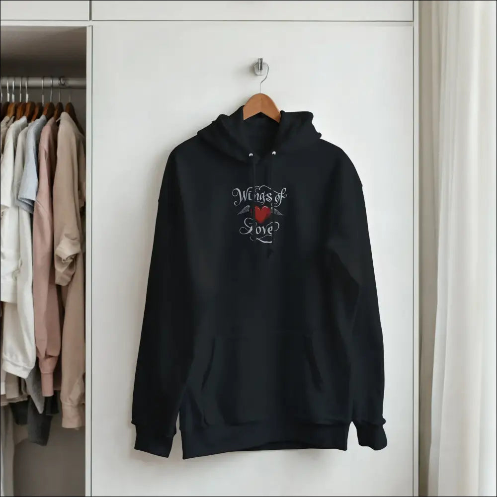 Wings of Love Pullover Hoodie – Premium bomull/polyester‑mix hängande i garderob med inspirerande design.
