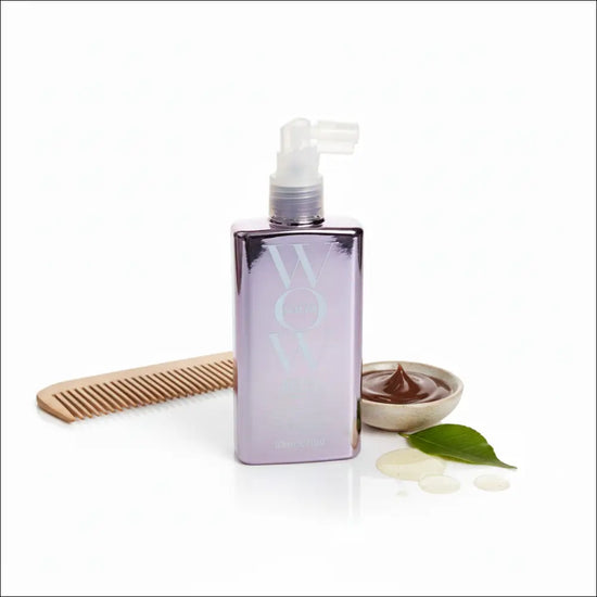 WOW Dream Coat för lockigt hår i grårosa flaska med kam och hårprodukter på vit bakgrund.