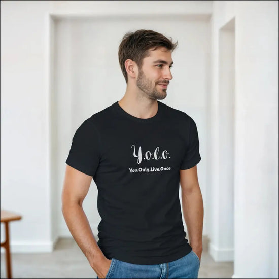 YOLO svart klassisk t-shirt med budskapet "You.Only.Live.Once" på en manlig modell