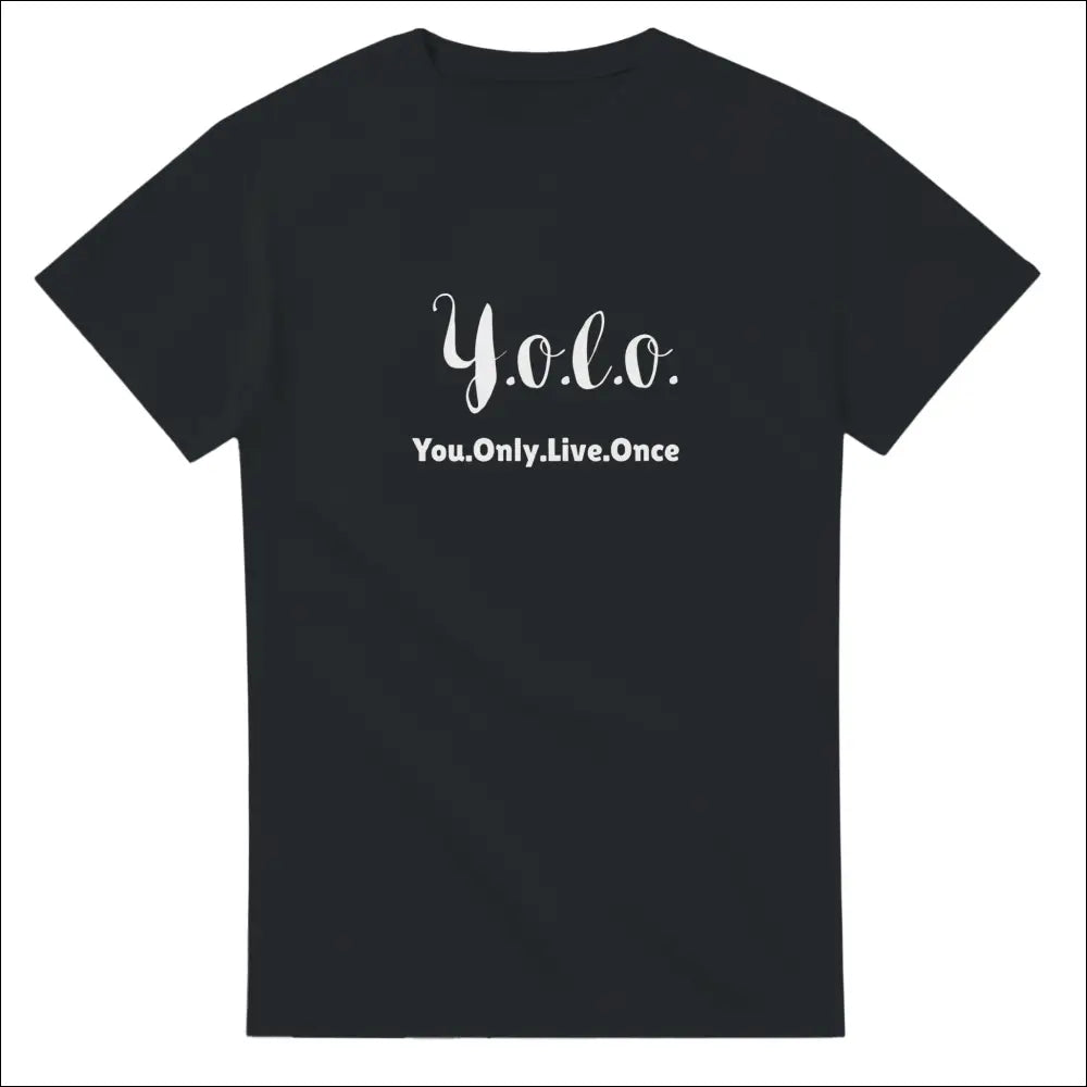 Svart klassisk t-shirt med texten 'Y.o.l.o. You.Only.Live.Once', som uppmuntrar till att leva livet fullt ut.